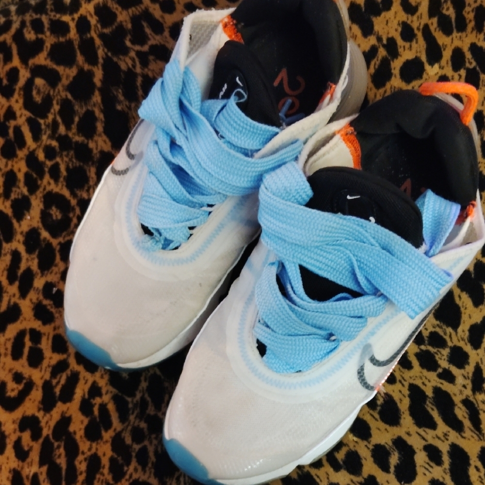 Nike White and Blue Sneakers with Chunky Sole - Picture 12 of 12